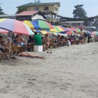 Turistas disfrutando de las playas durante el feriado de Año Nuevo.