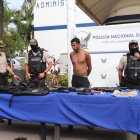 El detenido registra antecedentes penales. Estaba en una casa en donde había varias evidencias.