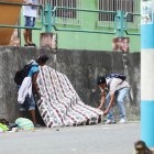 Dos ciudadanos se llevaron el colchón manchado de sangre.