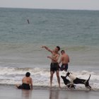 Con el mar menos agitado y seguridad, varias playas de Esmeraldas se convirtieron en el refugio para turistas.