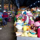 Los pasillos del mercado San Roque lucen vacíos de clientes, aunque las caseras están bien abastecidas.