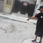 Un vecino muestra el lugar donde ocurrió el incendio. Allí todavía se observan indicios del fuego.