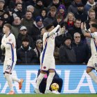 Cole Palmer (i) en el festejo de gol con Chelsea en el empate 1-1 ante Crystal Palace