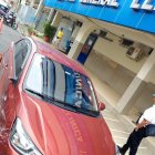 En este vehículo viajaba la pareja junto a su mascota.