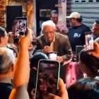 Héctor Jaramillo farreó y cantó con el público en plena calle.