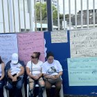 En el plantón, algunos familiares estaban visiblemente afectados por la todavía desaparecida de los pescadores.