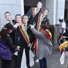 Tal como sucedió la campaña anterior, se repartieron figuras de cartón de Daniel Noboa.