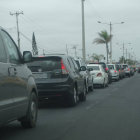 Larga fila de vehículos regresando del feriado de Año Nuevo.