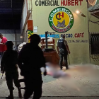 La familia Villao fue atacada por sicarios que llegaron en un carro rojo.