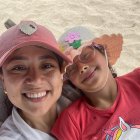 La periodista junto a Micaela disfrutaron de la playa.