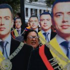 La interacción con simpatizantes en la Plaza Grande ha sido considerada un acto proselitista por parte del presidente.