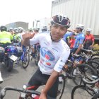 El ciclista carchense Jhoffre Imbaquingo (blanco) compitió en la Vuelta al Ecuador con el Team GIANT Toscana, escuadra con la que aún no ha podido renovar.