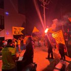 Hinchas reciben al Ídolo en los exteriores del hotel Wydham, de Manta.