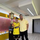 La afición canaria pide a Antonio Álvarez (i) que se enfoque en los fichajes para la temporada 2025.