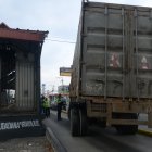 El camión quedó atascado en el carril exclusivo de la Metrovía.