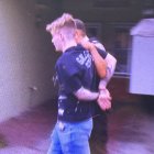 El joven fue esposado y subido a un patrullero de la Policía.