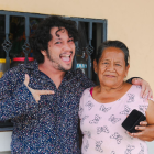 Felipe Crespo entregándole al medalla a la popular Abuelita de la tienda.