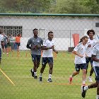 Jugadores de Emelec cumplen una sesión de entrenamiento en el Polideportivo Los Samanes.