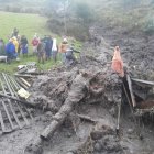 Los comuneros ayudaron a recuperar el cuerpo del adulto mayor atrapado en el lodo.