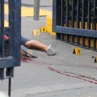 El cuerpo de la víctima quedó tendido en la entrada del centro comercial.
