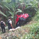 El auto de la víctima cayó a un lado de la carretera.