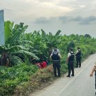 Agentes de la policía revisaron el sitio del crimen, buscando indicios.