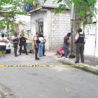 Los familiares del fallecido lloran desconsolados sobre su cadáver.