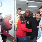 Felipe Caicedo en su llegada al aeropuerto José Joaquín de Olmedo, de Guayaquil.