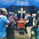 El féretro de Eber Rosero fue recibido por allegados.