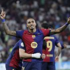 YEDA (ARABIA SAUDÍ), 12/01/2025.- El delantero del FC Barcelona Raphinha celebra su segundo gol, quinto del equipo, durante el partido de la final de la Supercopa de España de fútbol entre el Real Madrid y el FC Barcelona, este domingo en Yeda, Arabia Saudí. EFE/ Alberto Estévez