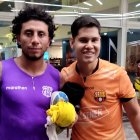 Carlos Giler salió feliz tras conseguir el autógrafo de Joao Rojas.