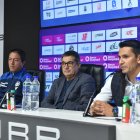 Luis Fernando Saritama (d) durante su presentación como gerente deportivo de los rayados.