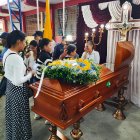 Los restos fueron velados en la escuela en donde la autoridad cursó sus primeros años de estudios.