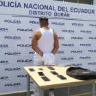 El sujeto tenía ropa similar a la de un enfermero.