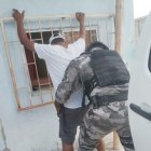 La Policía inicia labores de búsqueda para dar con los sospechosos del crimen.