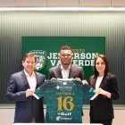 Jefferson Valverde junto a los directivos, Darwin Palacios y la presidente Martha Romero.