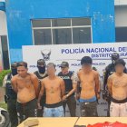 El procesado (primero de izquierda a derecha) fue detenido en el cerro Las Cabras.