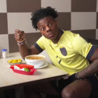 Esta fue la reacción del streamer Speed al probar el encebollado.