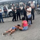 La mujer quedó tendida luego de recibir los disparos.