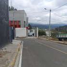 Los cuerpos de los dos acribillados la madrugada de este sábado fueron traslados al Centro Forense de Ambato.