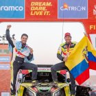 El ecuatoriano Sebastián Guayasamín (d) y su copiloto, el argentino Fernando Acosta, posan orgullos en la linea de meta tras terminar el Dakar.