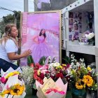 Anita López, la madre, junto al cuadro con el vestido que hubiese vestido su hija.