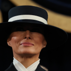 Melania Trump optó por un elegante look en blanco y negro con gran sombrero
