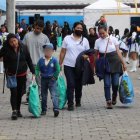 Cada semana, más de 100 canastas de víveres son entregadas a las familias más necesitadas.