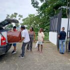 El joven asesinado, al salir de su casa, fue retirado por sus parientes.