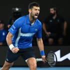 Melbourne (Australia), 21/01/2025.- Novak Djokovic of Serbia reacts during his Men's Singles quarterfinal match against Carlos Alcaraz of Spain at the Australian Open tennis tournament in Melbourne, Australia, 21 January 2025. (Tenis, España) EFE/EPA/JOEL CARRETT AUSTRALIA AND NEW ZEALAND OUT