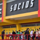 Socios de Barcelona SC en la ventanilla del estadio Monumental.