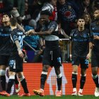 Piero Hincapié celebra su gol con sus compañeros.