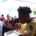 El Youtuber conoció la salchipapa durante su visita a Ecuador.