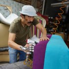 Todos los días, Ángelo trabaja en el segundo piso desde donde saluda como el personaje de El Chavo del Ocho.